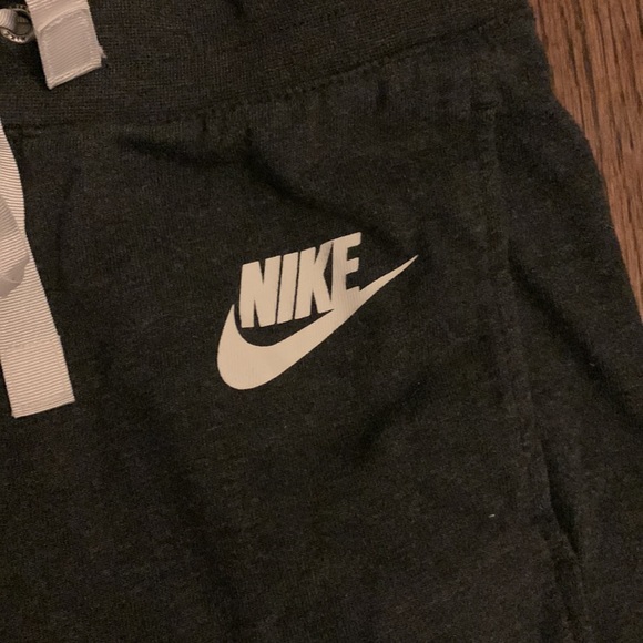 Nike Capri Tie Waist Joggers in Grey - Picture 4 of 5